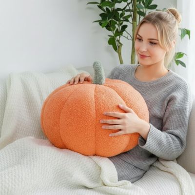 femme souriante avec coussin canapé citrouille