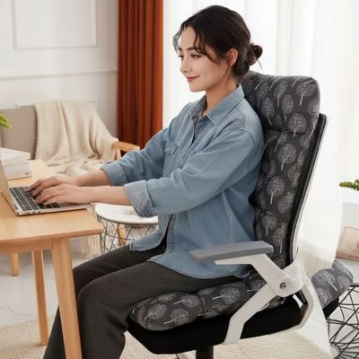 coussin de chaise femme sourie travaillant