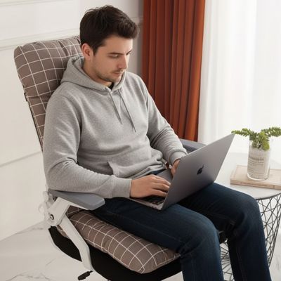 coussin de chaise homme concentré