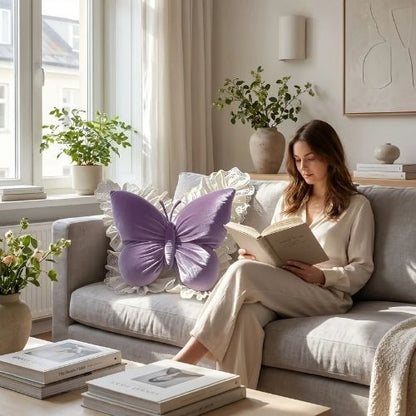 Femme lisant avec un cousin décoratif pour canapé en papillon