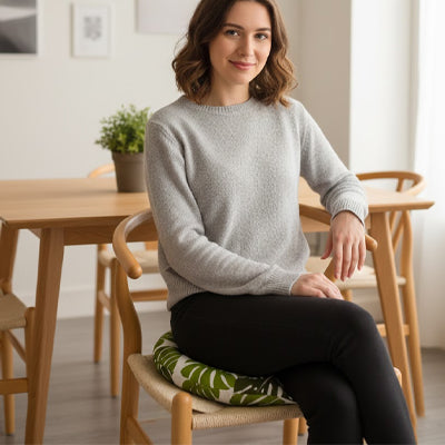 femme assise confort coussin de chaise imprimé