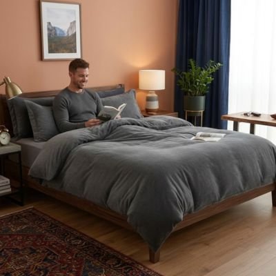 Homme lisant sous une housse de couette flanelle gris foncé