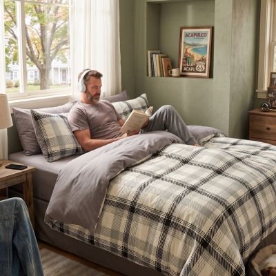 Homme profitant  d'une housse de couette 220x240