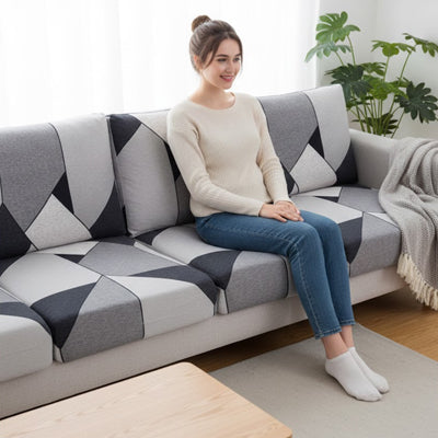 Femme assise sur une housse canapé d'angle moderne