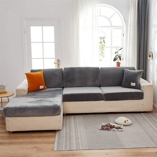 Housse canapé d'angle velours gris dans un salon moderne