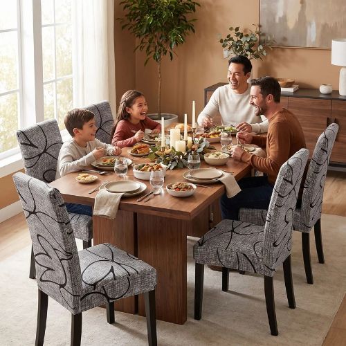 Repas familial avec des chaises recouvert de housse de chaise