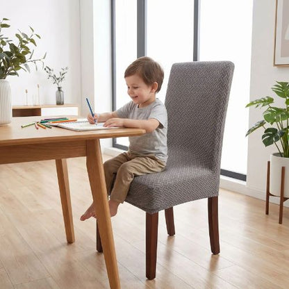 Enfant assis sur une chaise avec une housse de chaise