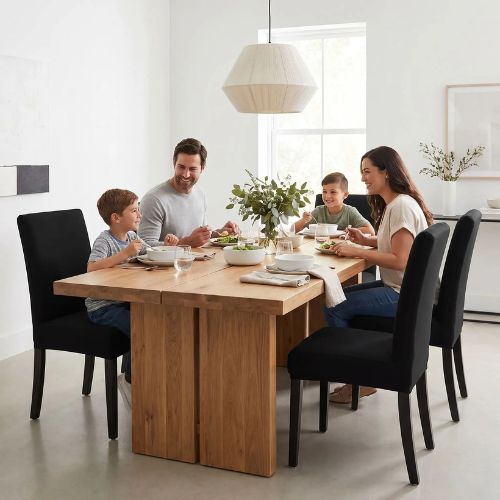 Famille à table avec housse de chaise extensible