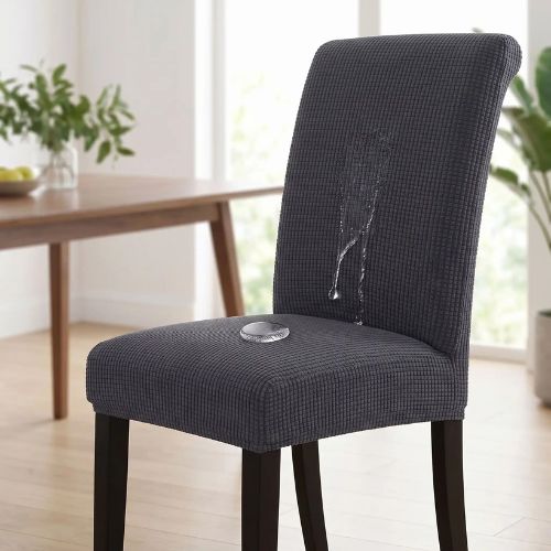 Liquide glissant sur une housse de chaise extensible