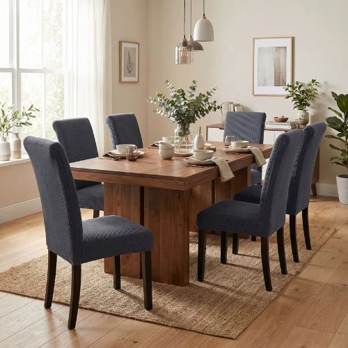 Housse de chaise extensible dans une salle à manger