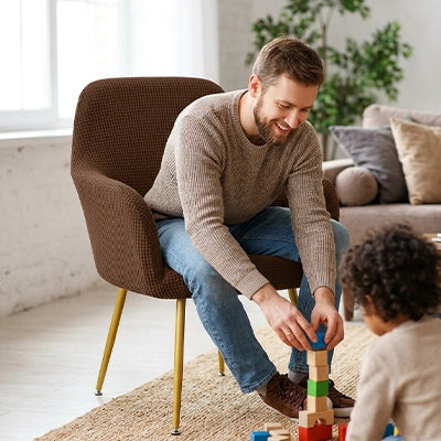 Homme assis sur une housse de chaise avec un enfant