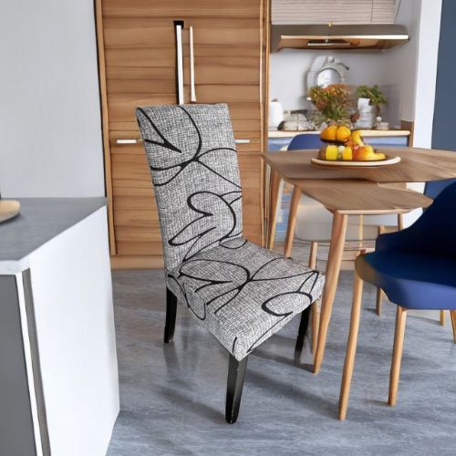 Housse de chaise à motif imprimé dans une cuisine moderne