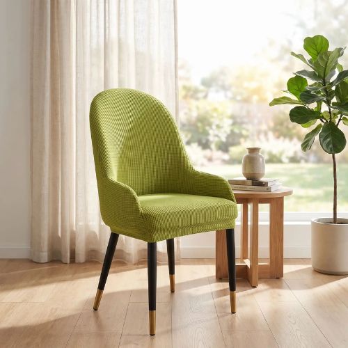 Housse de chaise salle à manger dans un salon lumineux