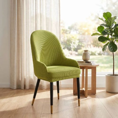 Housse de chaise salle à manger dans un salon lumineux