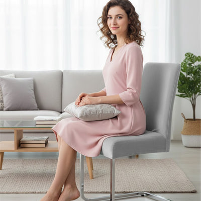 Femme assise sur housse de chaise salle à manger 