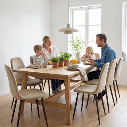 Décoration de salle à manger avec housse de chaise scandinave