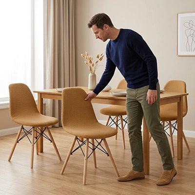 Housse de chaise scandinave dans une salle à manger lumineuse 