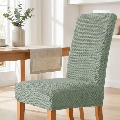 Housse de chaise en jacquard dans une salle à manger