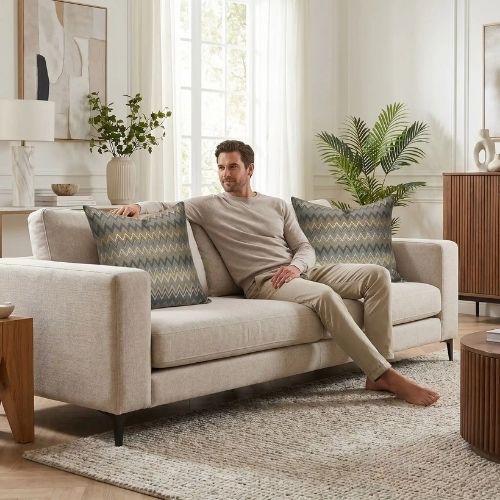  Homme assis sur canapé avec housse de coussin 50x50 cm 