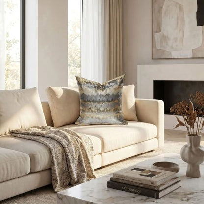 Housse de coussin 50x50 cm en jacquard sur canapé moderne