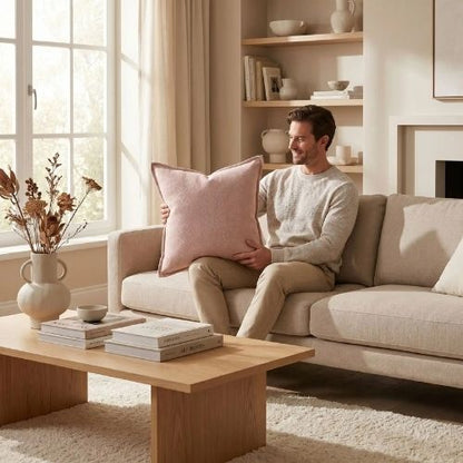 Homme tenant une housse de coussin 50x50 cm rose