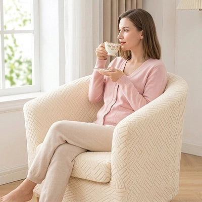 Femme profitant d'une housse pour fauteuil cabriolet