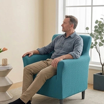 Homme détendu sur un fauteuil recouvert d'une housse pour fauteuil