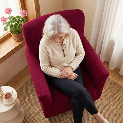 Femme assise confortablement sur un fauteuil avec housse pour fauteuil