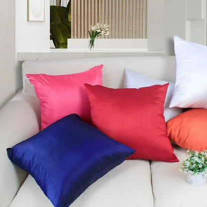 Housses de coussins en satin colorées pour décoration de salon