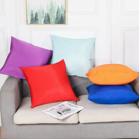 Housses de coussins en satin colorées sur canapé moderne