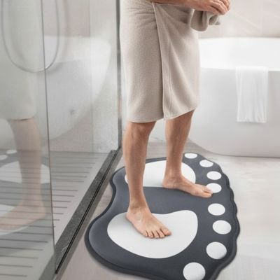 Tapis de bain motif pied devant une douche
